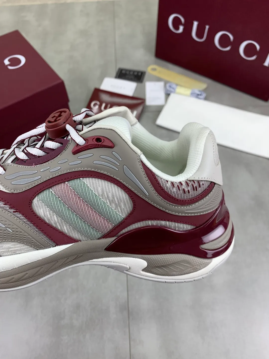Men's shoes 💰P980 new style 💰 Gucci, couple style, women's style will be released later, new 2.0 futuristic sneakers‼ ️A pair of subversive sneakers is here. Gucci 2.0, a full series of 4 colors with key investment, smart silhouette: slightly curved forefoot design, you can clearly feel the propulsion when commuting and trotting, and it can enhance the sense of line extension when paired with wide-leg pants or cycling pants. EVA thick soles not only have a comfortable height-increasing effect, but also reduce weight (it actually lasts 3 hours of shopping without tiring your feet!) Highlight moments for lazy people: 2. Just choose it for airport wear! You can take them off in seconds after passing the security check (you can put them on as soon as you lift the heel strap), because the shoes come with a sliding buckle, so no need! ! Tie your shoes. Really achieve the sense of relaxation that goes with you. Size: Female 35-40 Male 39-45